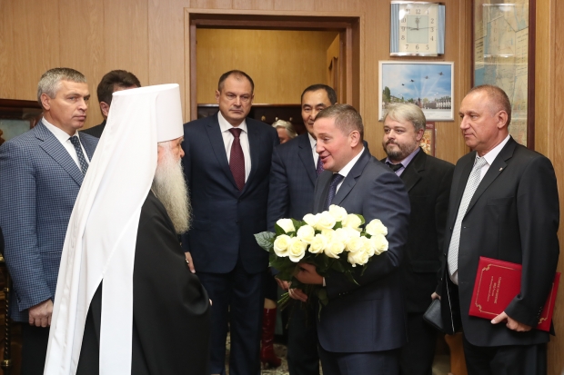 Андрей Бочаров подарил на 80-летие митрополиту Герману уменьшенную копию колокола будущего храма Андрей Бочаров подарил на 80-летие митрополиту Герману уменьшенную копию колокола будущего храма