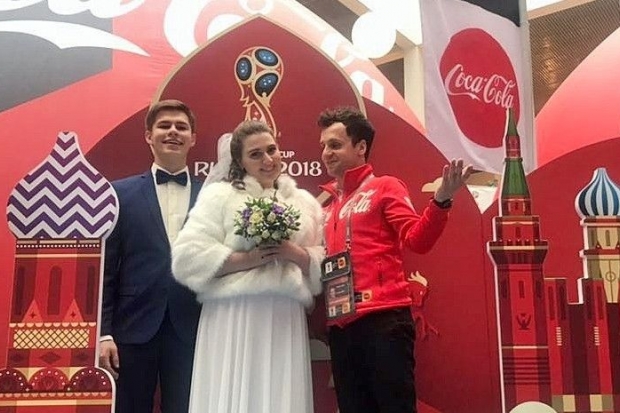 Волгоградские молодожены в день свадьбы сфотографировались с Кубком ЧМ Волгоградские молодожены в день свадьбы сфотографировались с Кубком ЧМ