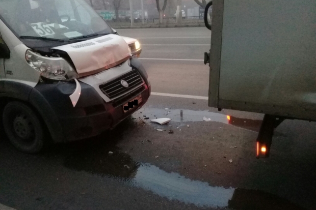В Центральном районе Волгограда маршрутка врезалась в грузовую «газель» В Центральном районе Волгограда маршрутка врезалась в грузовую «газель»