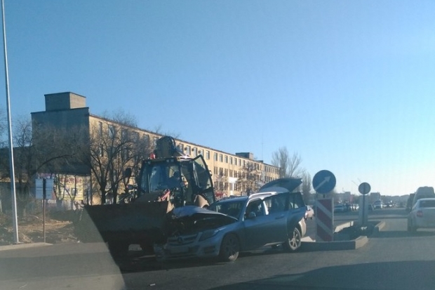 В Волгограде дорогу не поделили трактор и иномарка В Волгограде дорогу не поделили трактор и иномарка