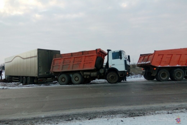 Под Волгоградом сотрудники ГАИ помогли дальнобойщику из Азербайджана Под Волгоградом сотрудники ГАИ помогли дальнобойщику из Азербайджана
