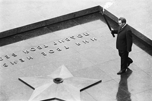 Вечный огонь на могиле Неизвестного солдата зажег лично Л.И. Брежнев.