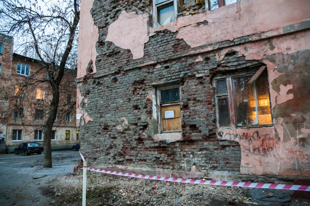 Высокая влажность привела к обрушению части стены в общежитии Волгограда Высокая влажность привела к обрушению части стены в общежитии Волгограда