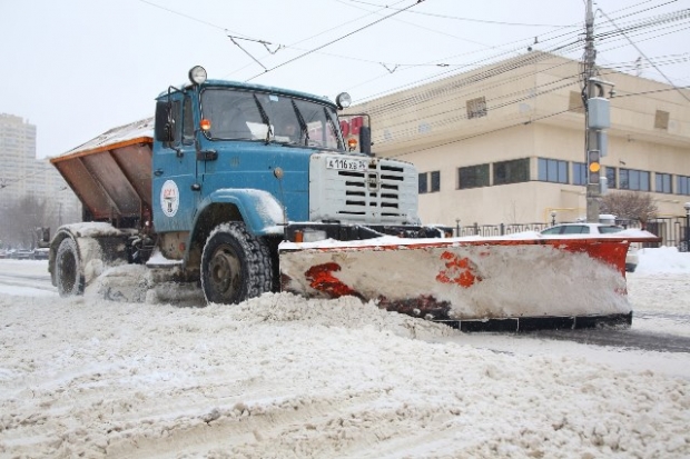 В Волгограде последствия снегопада убирали почти сто спецмашин В Волгограде последствия снегопада убирали почти сто спецмашин