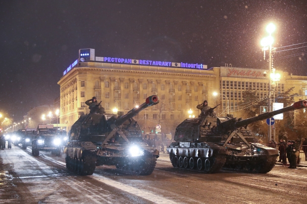 Военные готовятся к генеральной репетиции сталинградского парада Военные готовятся к генеральной репетиции сталинградского парада
