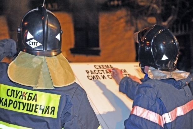 Старенький ВАЗ сгорел из-за неосторожности прямо в гараже в Камышине Старенький ВАЗ сгорел из-за неосторожности прямо в гараже в Камышине