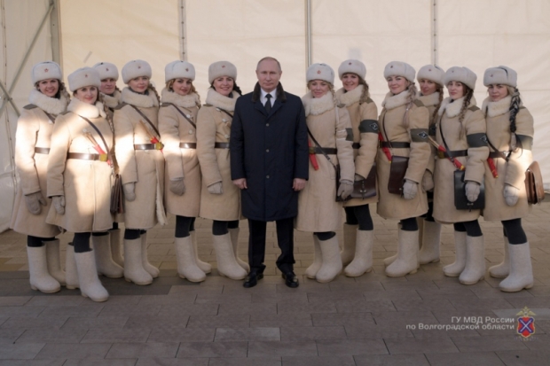На улицы Волгограда во время праздника вышли 43 регулировщицы На улицы Волгограда во время праздника вышли 43 регулировщицы