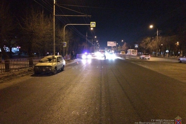 На пешеходном переходе в Волгограде ВАЗ-21113 сбил 32-летнюю женщину На пешеходном переходе в Волгограде ВАЗ-21113 сбил 32-летнюю женщину
