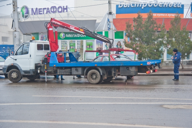 На юге Волгограда эвакуатор прямо на ходу потерял белую «копейку» На юге Волгограда эвакуатор прямо на ходу потерял белую «копейку»
