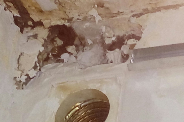 Пятиэтажка в Волгограде трещит по швам: жильцы не могут найти управу на УК Пятиэтажка в Волгограде трещит по швам: жильцы не могут найти управу на УК