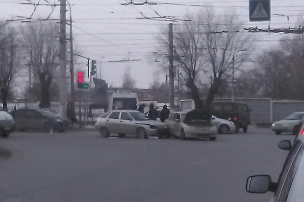 Волгоградцы встали в пробке из-за аварии на месте бывшего кладбища Волгоградцы встали в пробке из-за аварии на месте бывшего кладбища