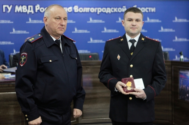 Полицейский из Михайловки награжден за спасение пенсионерки на пожаре Полицейский из Михайловки награжден за спасение пенсионерки на пожаре