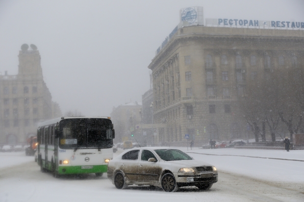 Волгоградских водителей просят быть осторожнее на дорогах из-за снега Волгоградских водителей просят быть осторожнее на дорогах из-за снега