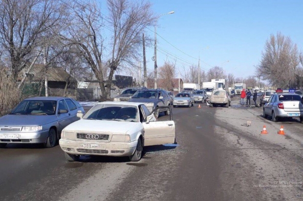 В столкновении 4 авто в Волгограде пострадал 27-летний водитель