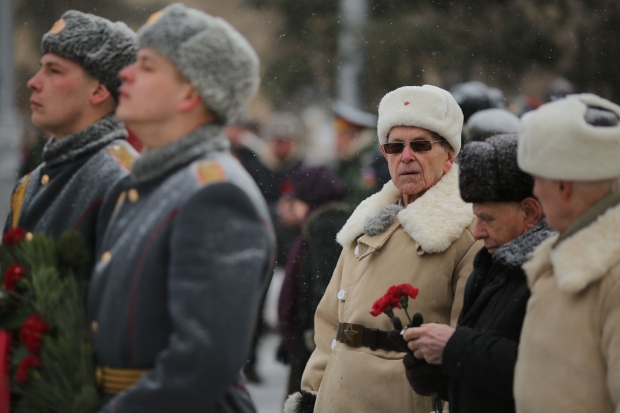На площади Павших Борцов в Волгограде возложили цветы к Вечному огню На площади Павших Борцов в Волгограде возложили цветы к Вечному огню