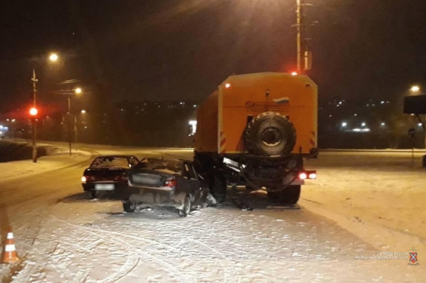 В Волгограде пьяный водитель на «Нексии» протаранил КАМАЗ и легковушку В Волгограде пьяный водитель на «Нексии» протаранил КАМАЗ и легковушку