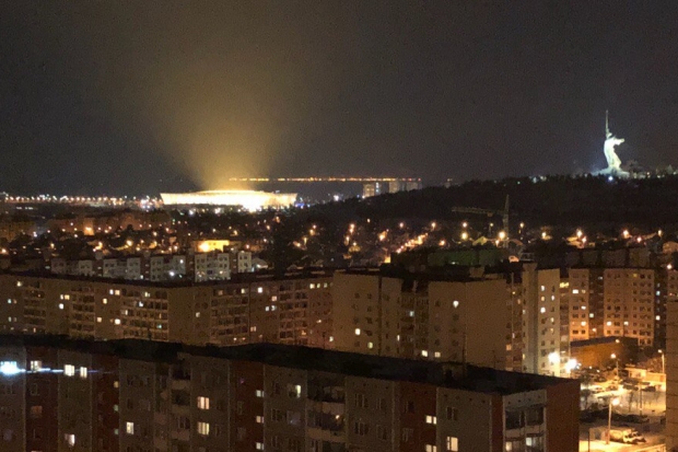 Мощный поток света осветил небо над стадионом «Волгоград Арена» Мощный поток света осветил небо над стадионом «Волгоград Арена»