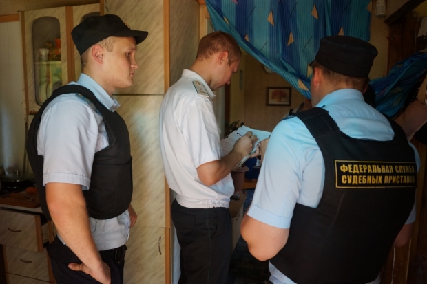 Судебные приставы нагрянули домой к сестре должника в ее день рождения Судебные приставы нагрянули домой к сестре должника в ее день рождения