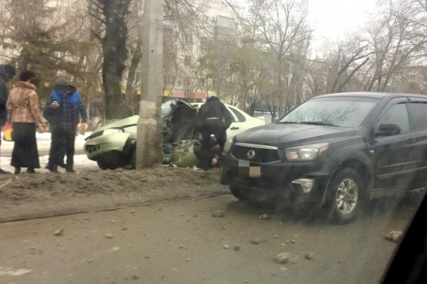 Водителя «Лады Калины» увезли на скорой после ДТП на юге Волгограда Водителя «Лады Калины» увезли на скорой после ДТП на юге Волгограда