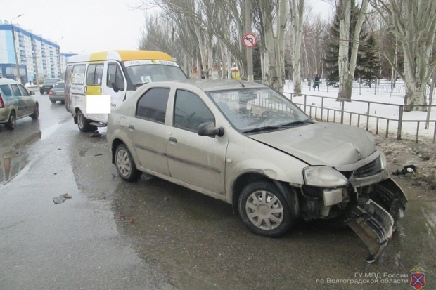 В Волжском «Рено» не дал пассажирам маршрутки доехать до места В Волжском «Рено» не дал пассажирам маршрутки доехать до места