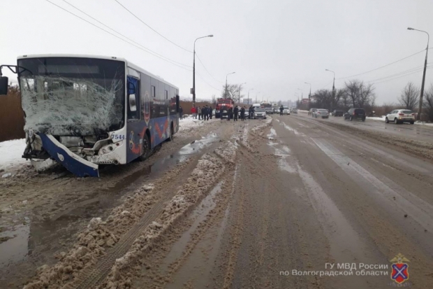 В ДТП на юге Волгограда погибла женщина, еще три человека пострадали В ДТП на юге Волгограда погибла женщина, еще три человека пострадали