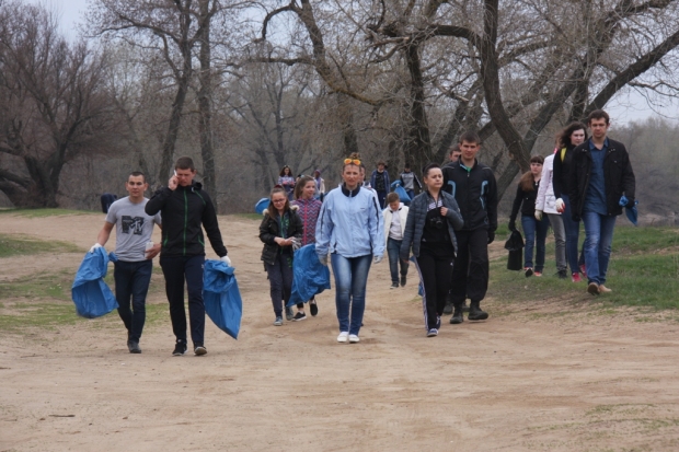 В Волгоградской области берега рек очищают от мусора В Волгоградской области берега рек очищают от мусора