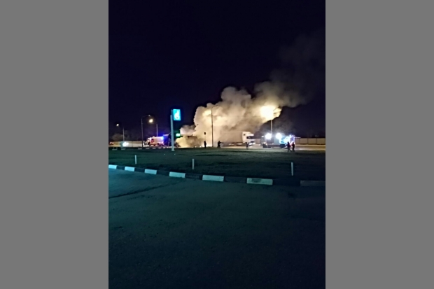На Третьей Продольной магистрали в Волгограде сгорел КамАЗ с прицепом На Третьей Продольной магистрали в Волгограде сгорел КамАЗ с прицепом