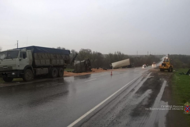 Водитель грузовика погиб в ДТП с КамАЗом в Волгоградской области Водитель грузовика погиб в ДТП с КамАЗом в Волгоградской области