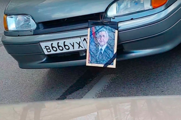 Фото Сержа Саргсяна с траурной лентой на авто прокатили армяне в Волгограде Фото Сержа Саргсяна с траурной лентой на авто прокатили армяне в Волгограде