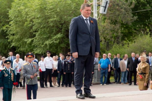 В Волгограде ветераны вместе с Андреем Бочаровым возложили цветы и венки к Вечному огню В Волгограде ветераны вместе с Андреем Бочаровым возложили цветы и венки к Вечному огню