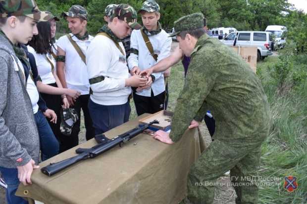 В балке под Волгоградом 500 школьников сыграли в «Зарницу» В балке под Волгоградом 500 школьников сыграли в «Зарницу»