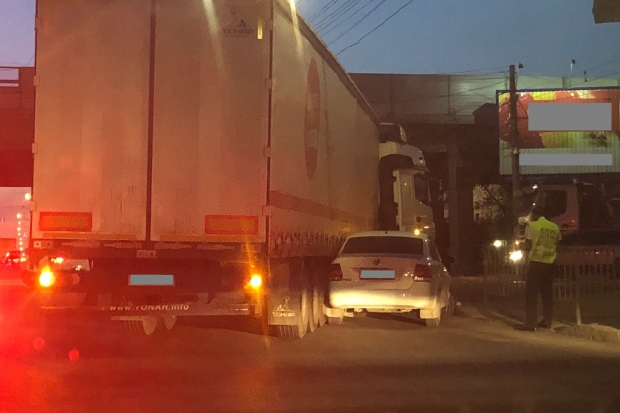 В Волгограде «Фольксваген» притерся к фуре и перекрыл целый ряд В Волгограде «Фольксваген» притерся к фуре и перекрыл целый ряд