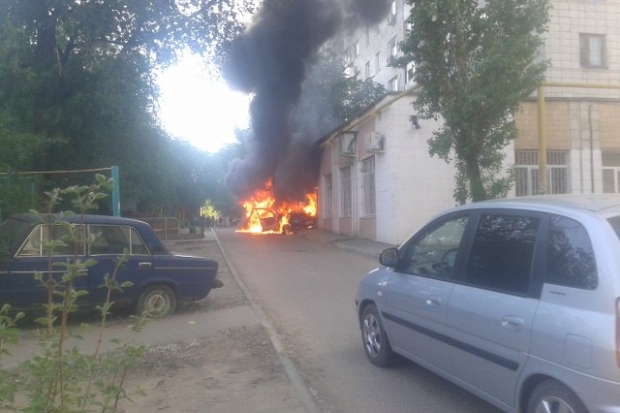«Лада Гранта» вспыхнула возле поликлиники в Волгограде «Лада Гранта» вспыхнула возле поликлиники в Волгограде