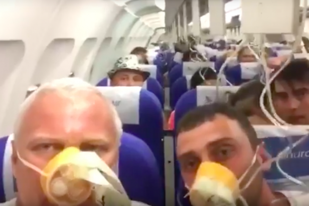 Появилось видео из внепланово приземлившегося самолета в Волгограде Появилось видео из внепланово приземлившегося самолета в Волгограде