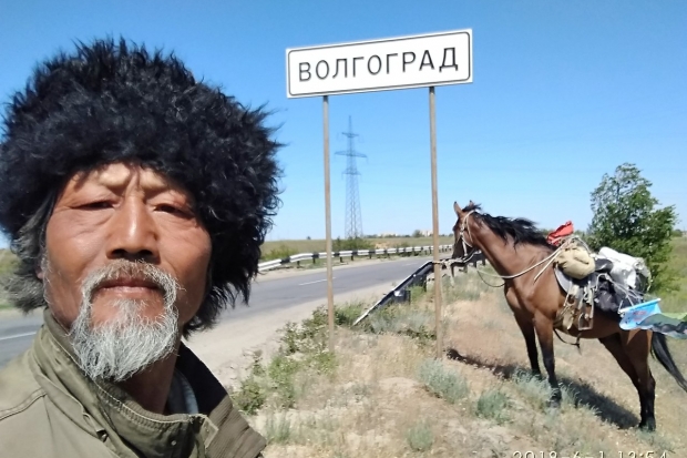 Китайский путешественник прискакал на лошади в Волгоград Китайский путешественник прискакал на лошади в Волгоград
