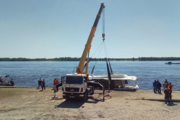 Затонувший в Волге катамаран подняли на сушу в Волгограде Затонувший в Волге катамаран подняли на сушу в Волгограде