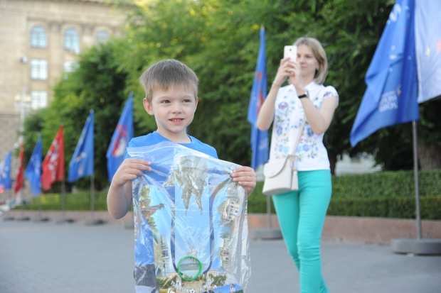 Волонтеры дарят гостям ЧМ-2018 в Волгограде вееры и браслеты Волонтеры дарят гостям ЧМ-2018 в Волгограде вееры и браслеты