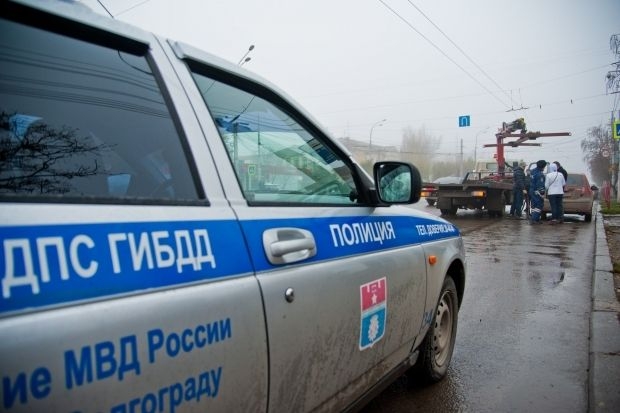 Женщина-водитель на иномарке рано утром снесла столб под Волгоградом Женщина-водитель на иномарке рано утром снесла столб под Волгоградом