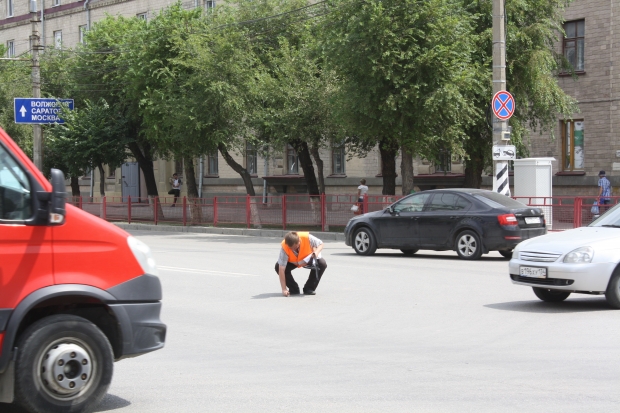 В Волгограде заасфальтированные ливневки находят с помощью металлоискателя В Волгограде заасфальтированные ливневки находят с помощью металлоискателя