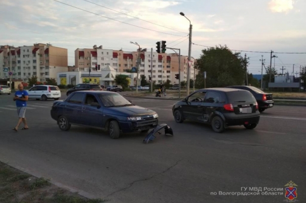 Младенец пострадал в Волжском в ДТП с двумя авто Младенец пострадал в Волжском в ДТП с двумя авто