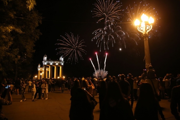 Волгоград ко Дню города украсят 350 флагов и 400 плакатов Волгоград ко Дню города украсят 350 флагов и 400 плакатов