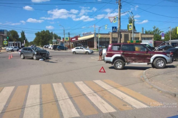 Волгоградка вместе с двумя детьми пострадала после ДТП с внедорожником Волгоградка вместе с двумя детьми пострадала после ДТП с внедорожником
