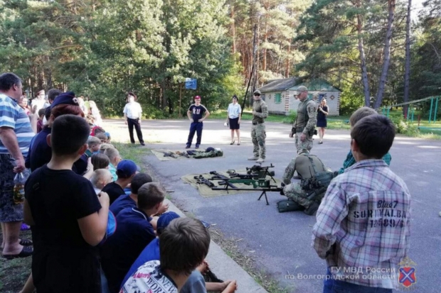 Криминалисты и кинологи отправились в детские лагеря под Волгоградом Криминалисты и кинологи отправились в детские лагеря под Волгоградом