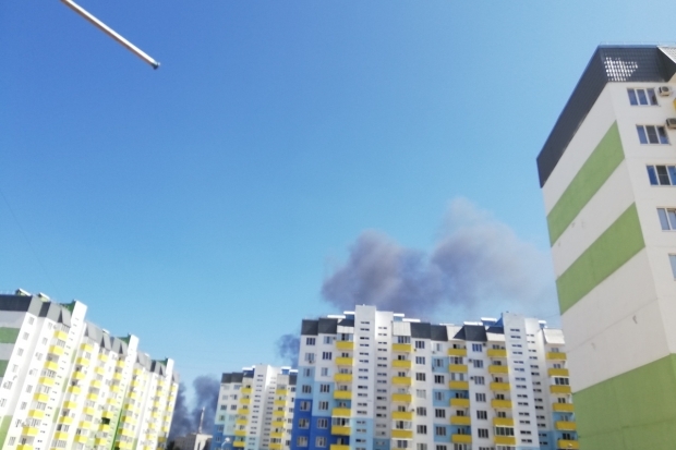 Пожарные тушили возгорание около гаражей в Волжском больше 3 часов Пожарные тушили возгорание около гаражей в Волжском больше 3 часов
