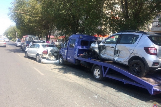 В массовом ДТП на севере Волгограда пострадали 2 девочки и 2 женщины В массовом ДТП на севере Волгограда пострадали 2 девочки и 2 женщины
