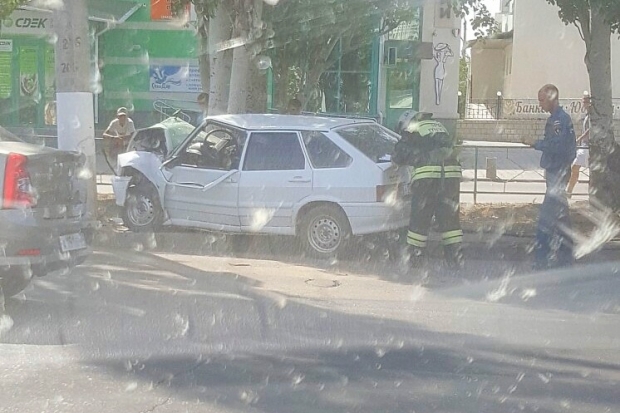 В Волжском автомобиль на большой скорости врезался в столб В Волжском автомобиль на большой скорости врезался в столб