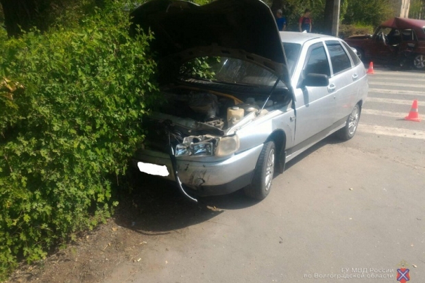Водитель Nissan попал в больницу, врезавшись в дерево в Волжском Водитель Nissan попал в больницу, врезавшись в дерево в Волжском