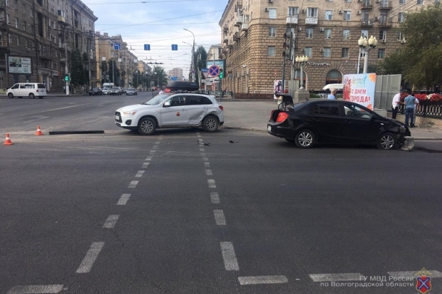В центре Волгограда автоледи устроила ДТП с пострадавшим В центре Волгограда автоледи устроила ДТП с пострадавшим