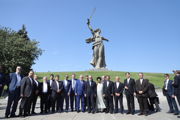 Цветы на Мамаевом кургане возложили участники межпарламентской комиссии России и Ирана Цветы на Мамаевом кургане возложили участники межпарламентской комиссии России и Ирана