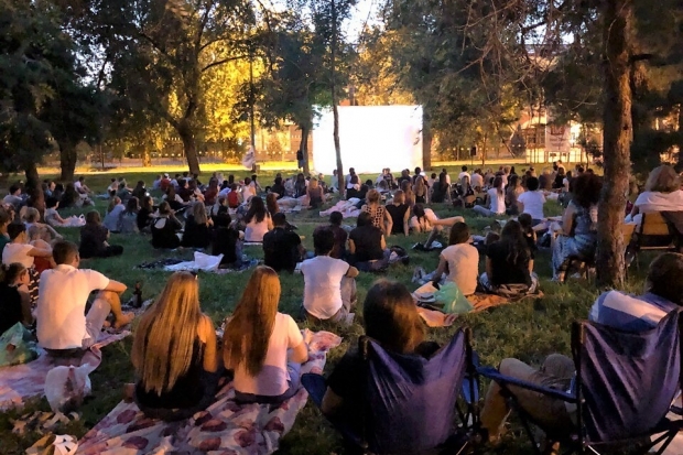 В Волгограде вновь бесплатно покажут кино на лужайке В Волгограде вновь бесплатно покажут кино на лужайке